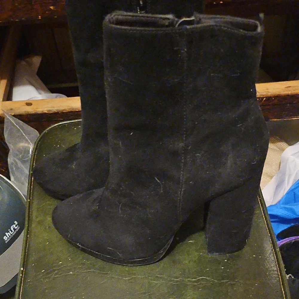 Chic Black Faux Suede Boots - Picture 1 of 1